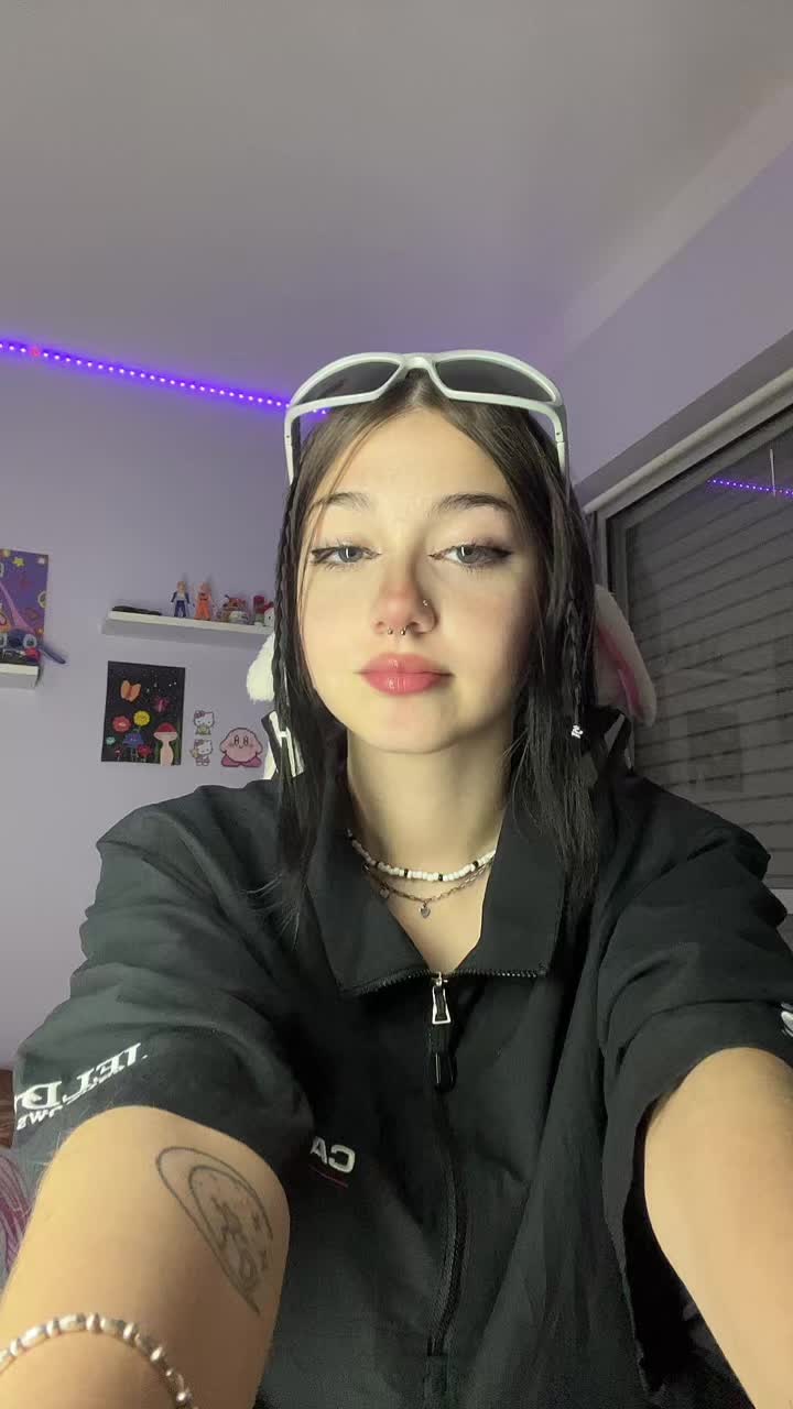 @vickyest