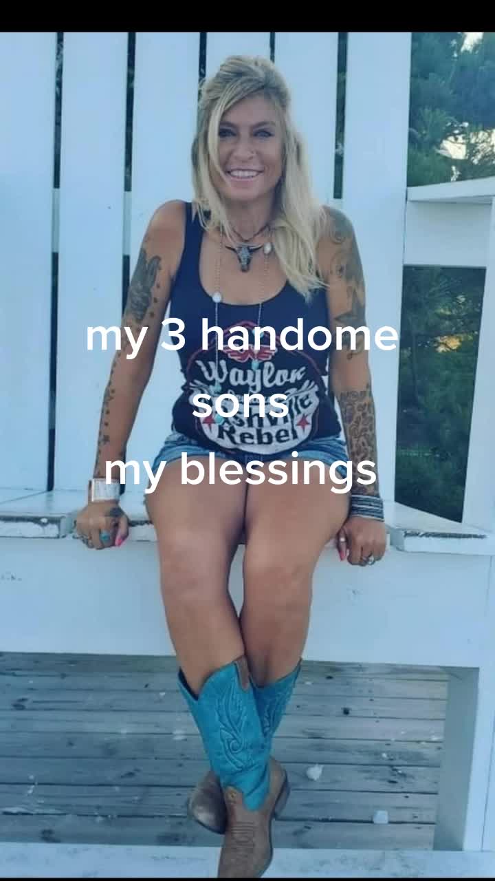 @Tatted_outdoorsy_vixen