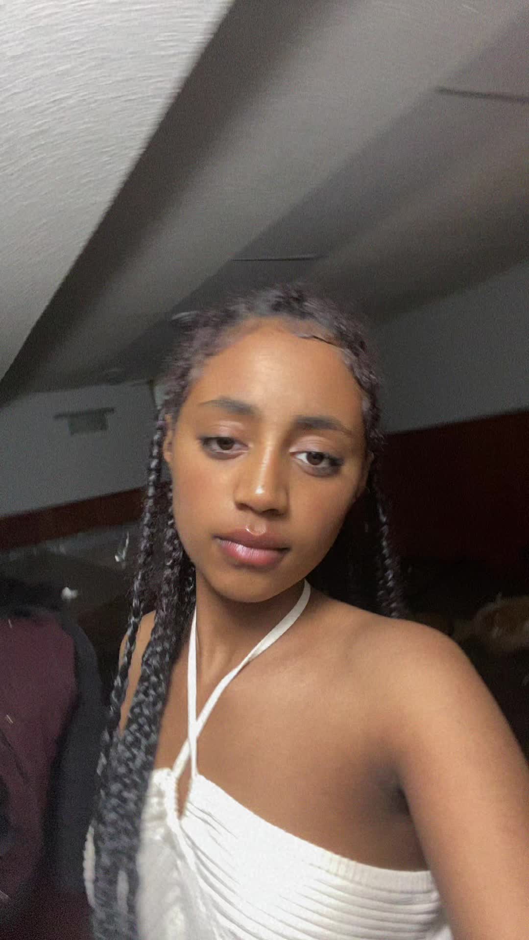 @….