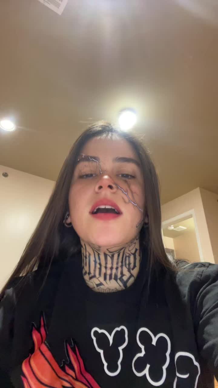 @Skinyygrl14🕷️