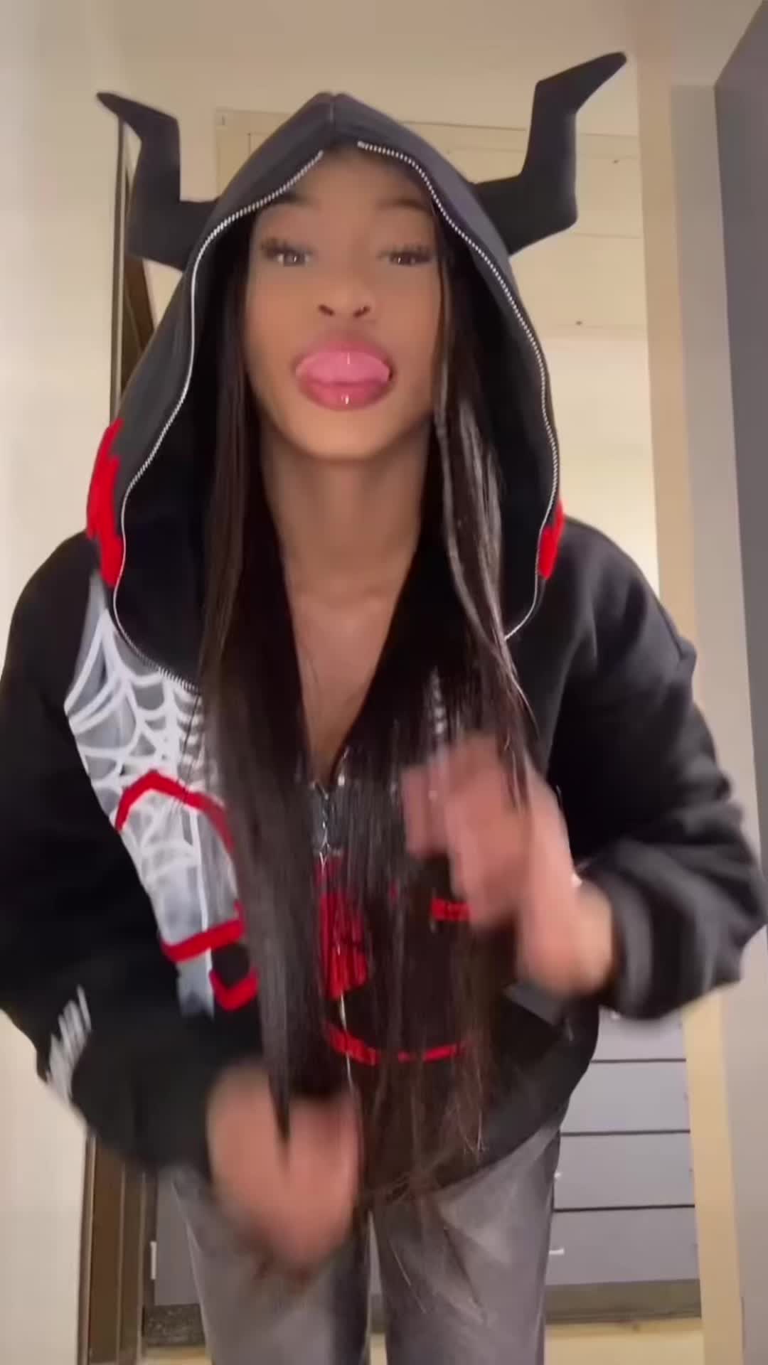 @niyaraa 👅