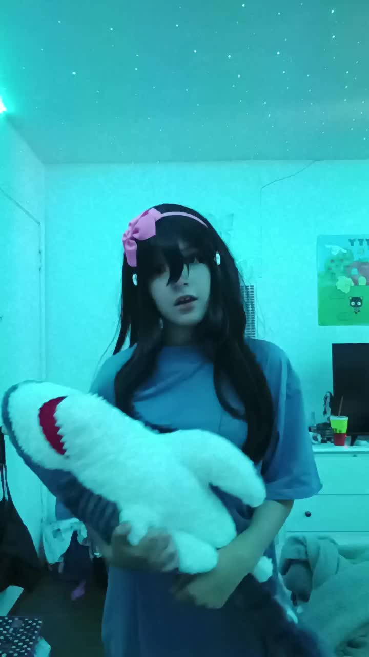 @emii!><