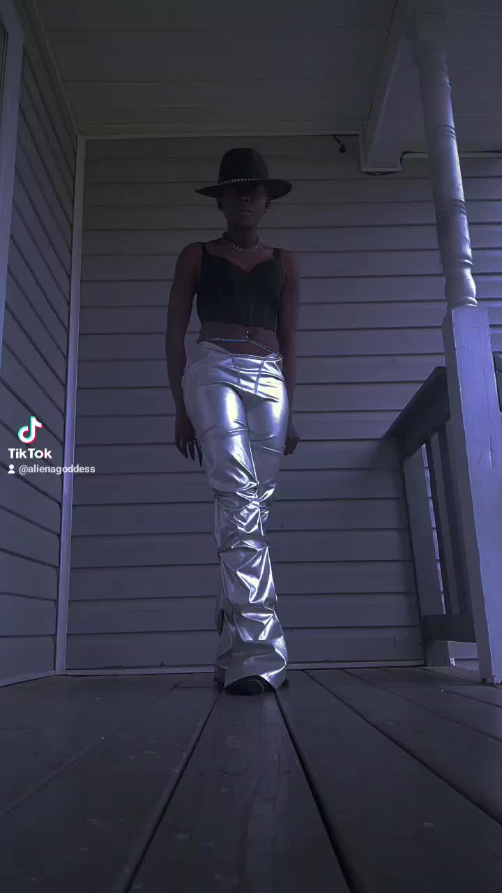 @AlienGoddess👽