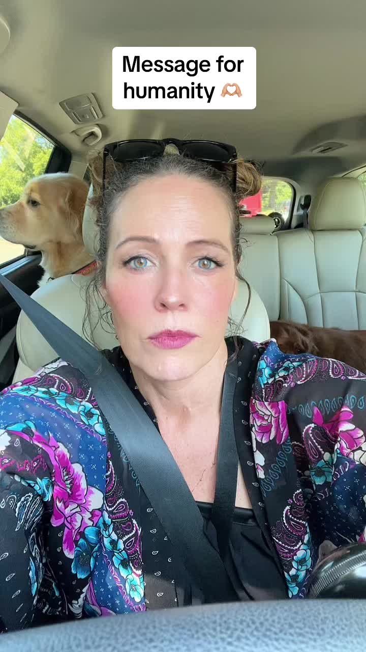 @HolaAmy