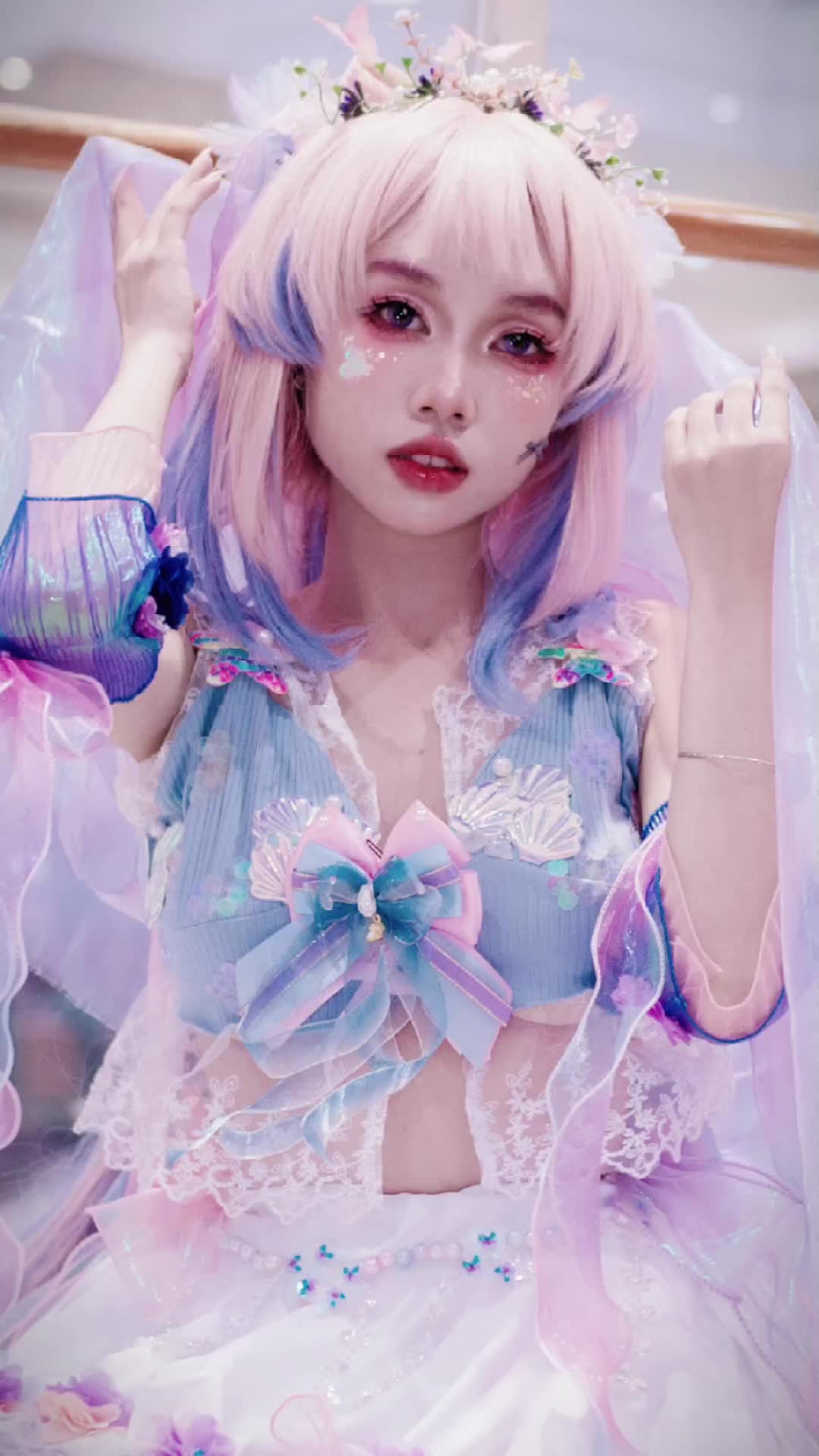 @mèo nhỏ ôm cuộn len