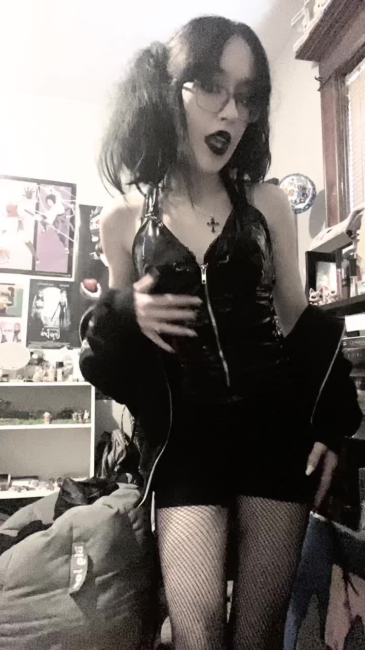 @𝓀𝑒𝓃𝓃𝒾 🖤🦇