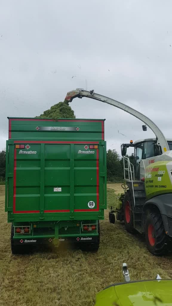 @flat out piking silage👌👍😂