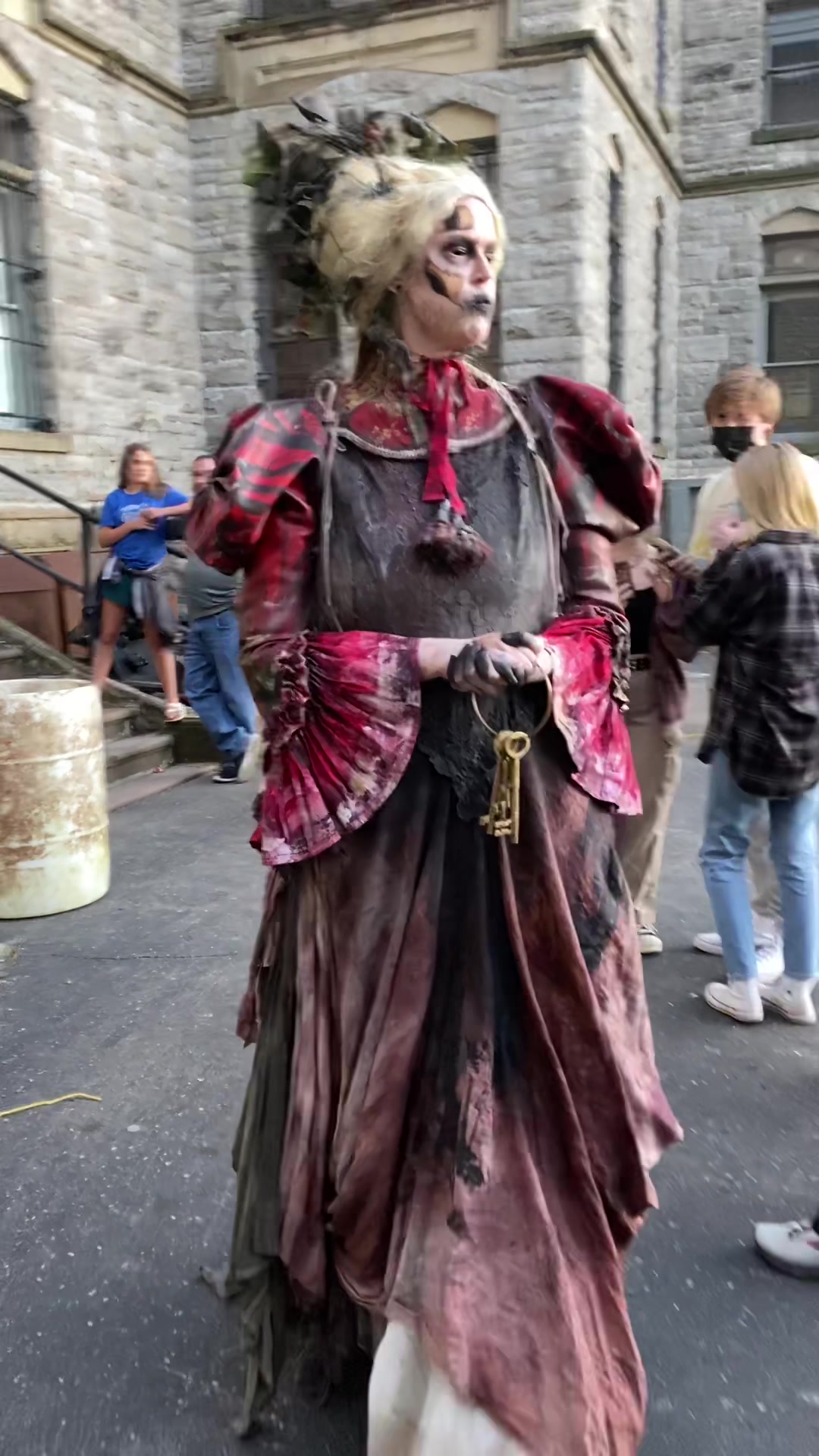 @6’7” Haunt Chick