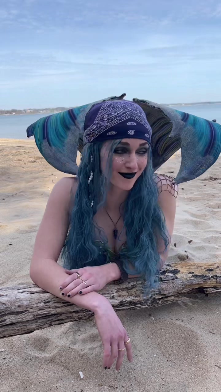 @Siren Sapphire 🧜🏻&zwj;♀️