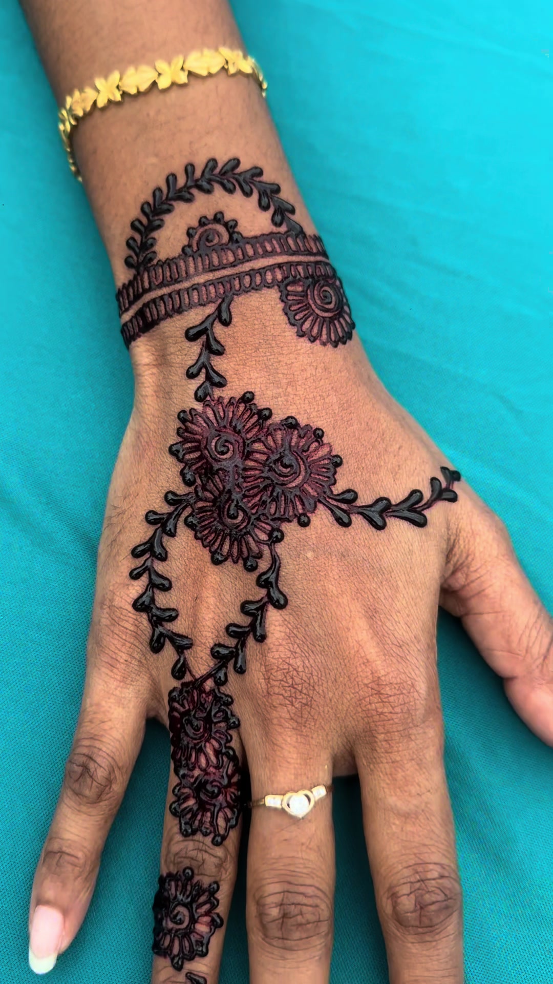 @Daisy Stains Henna