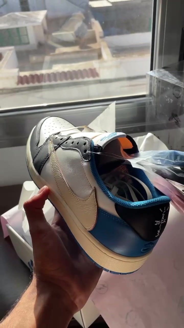 @Sneaker_canary