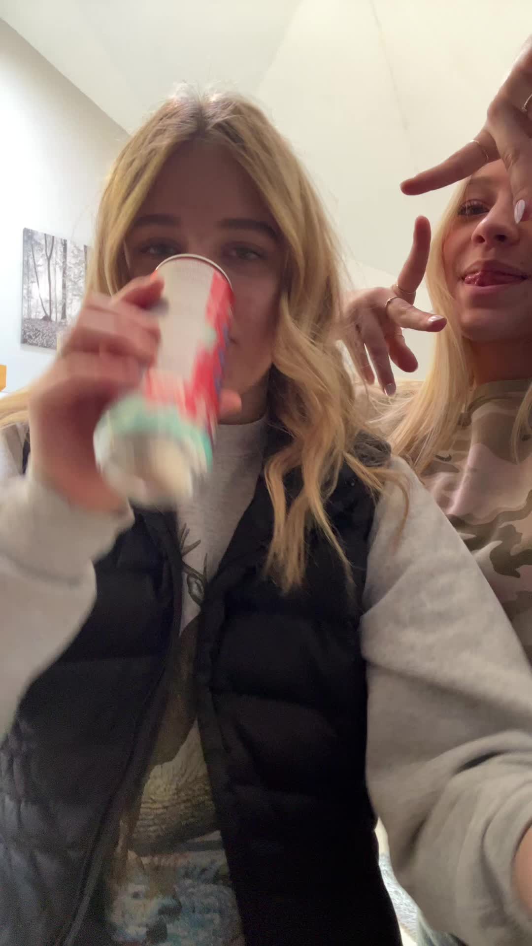 @:))