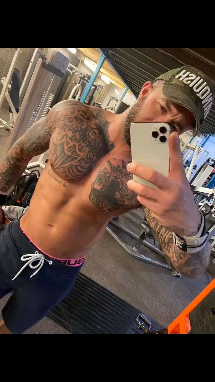 @Tattoosandweights