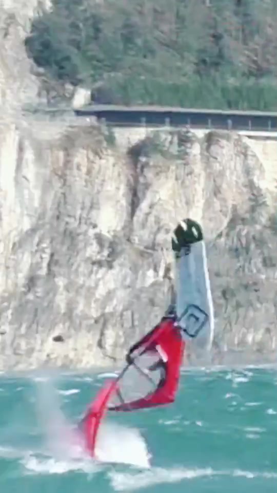 @windsurfcrashs