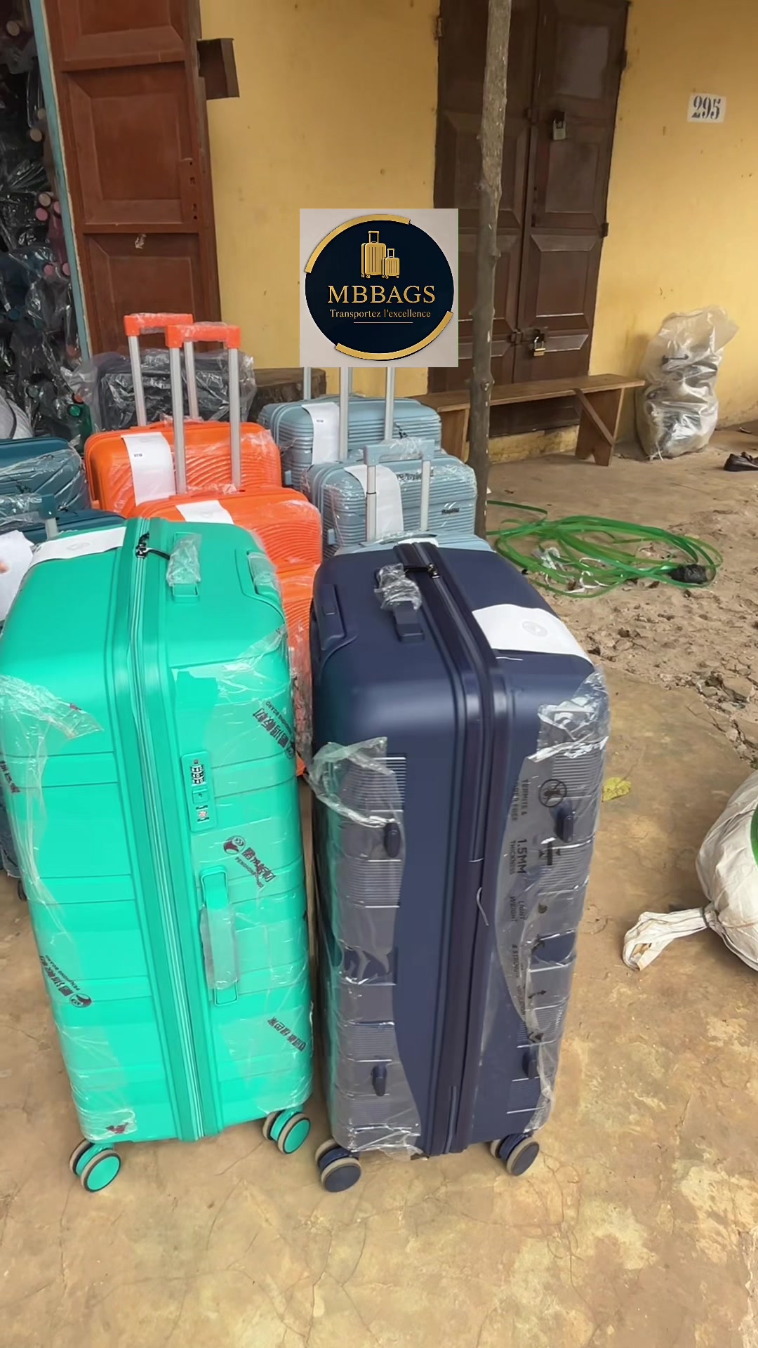 @Vendeur de valises &agrave; lom&eacute;