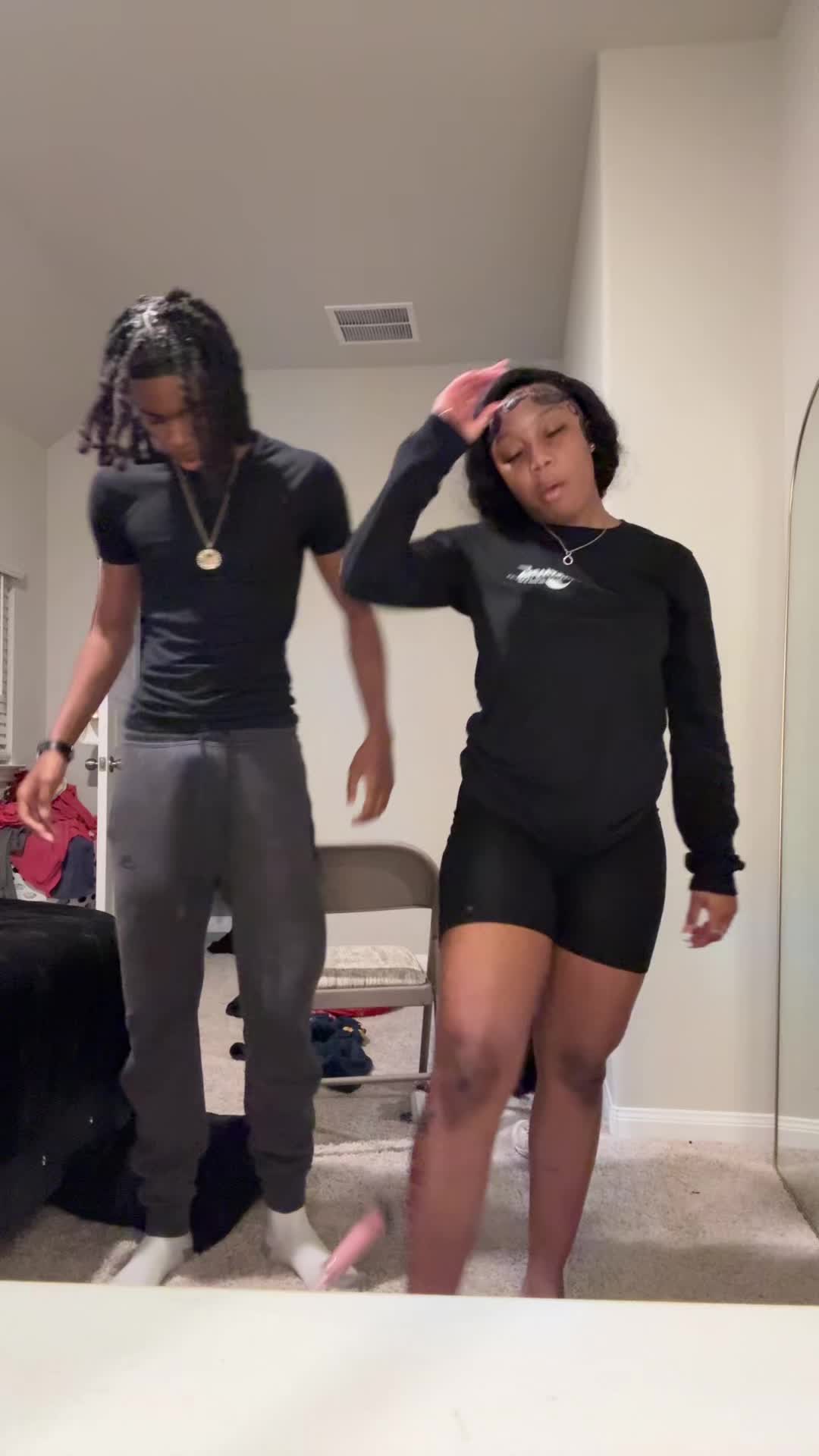 @leahofc._