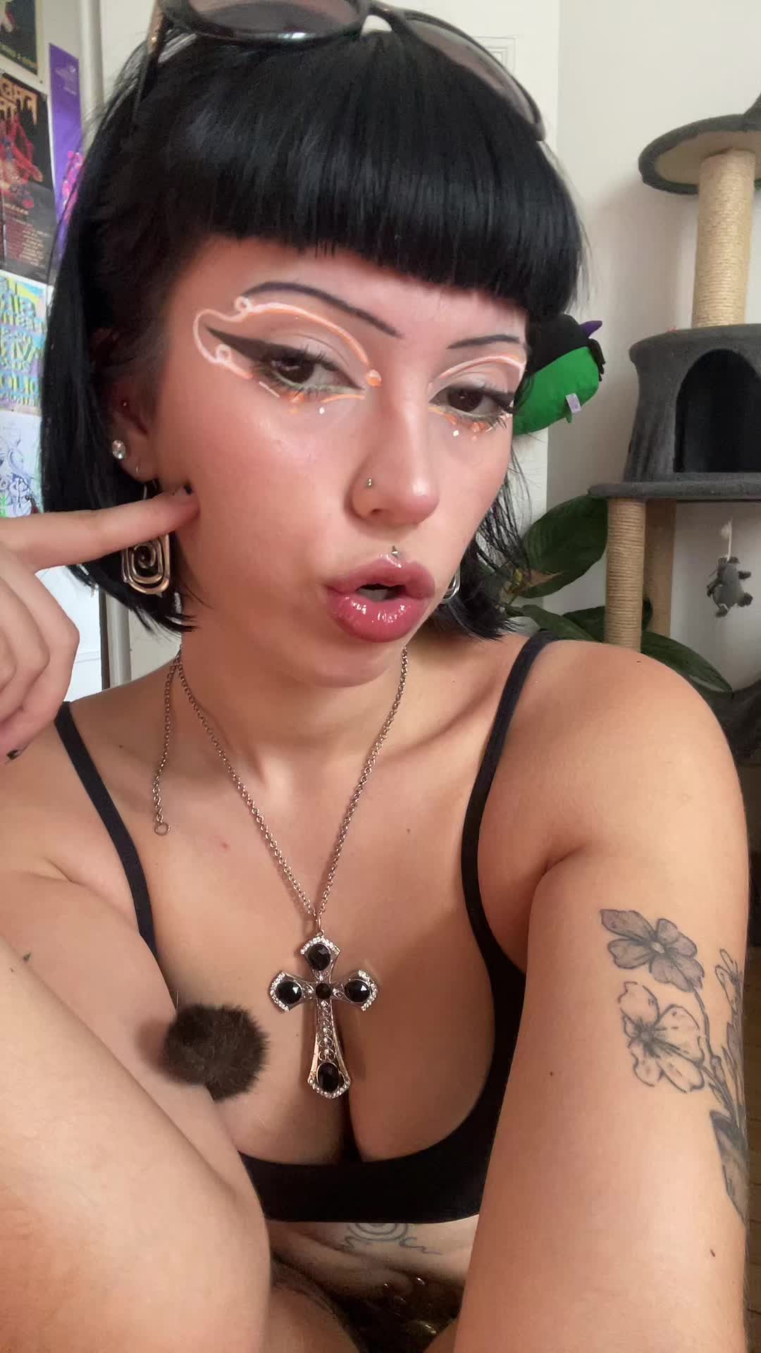 @Julia 🩴🫦