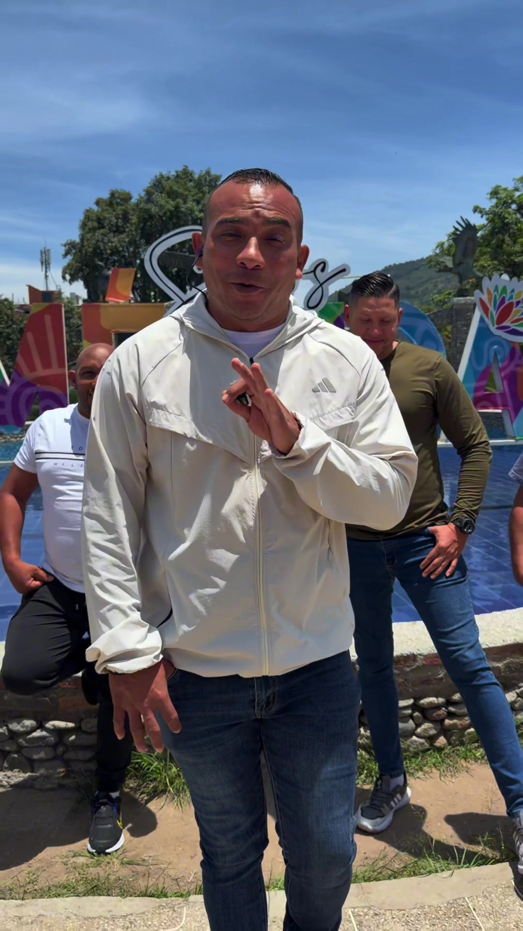 @V&iacute;ctor Aponte