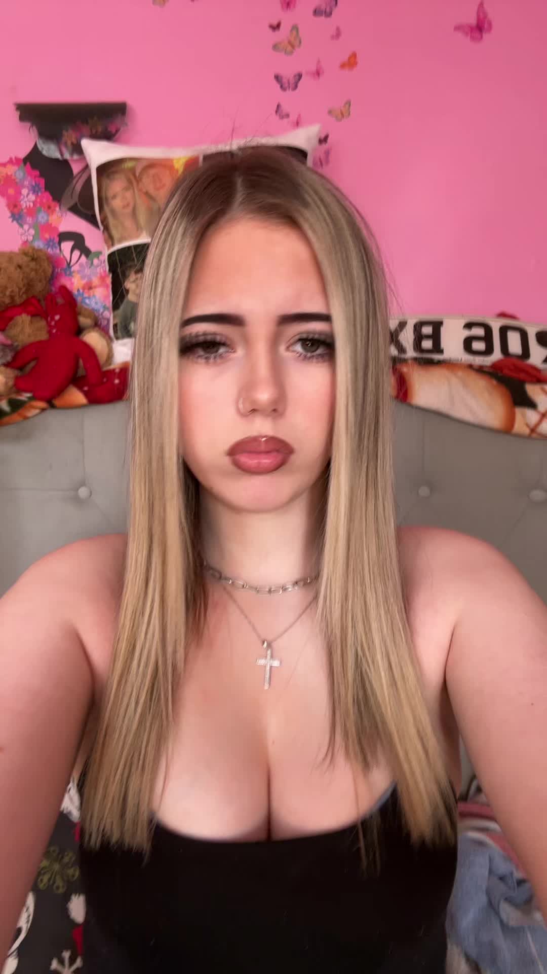 @𝓗𝓸𝓵𝓵𝓲𝓮💋