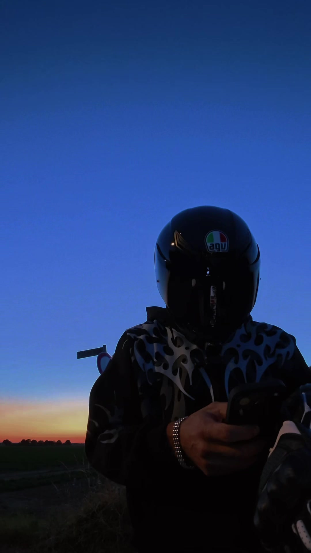 @🏔️🤍🏍️🤳
