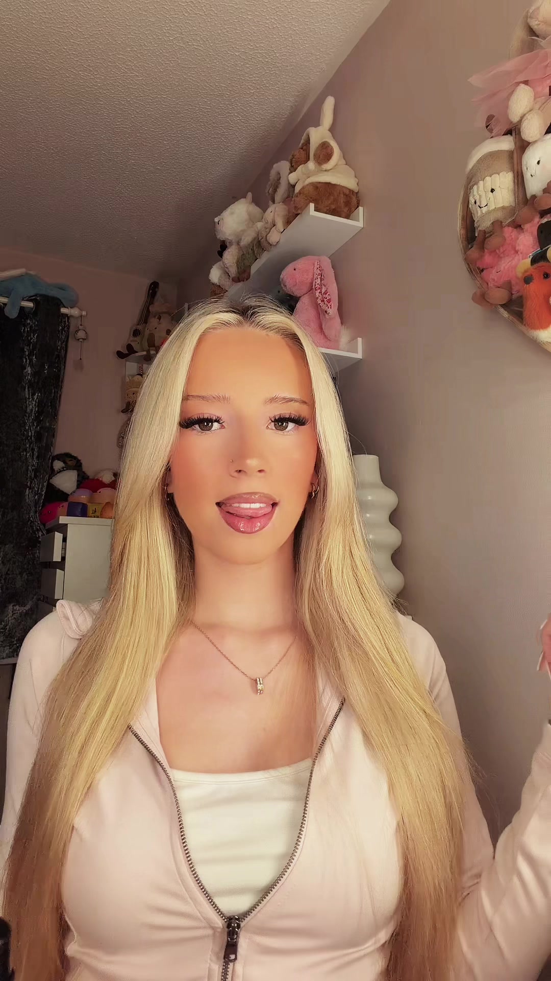 @Becca Louise 🐻ྀི