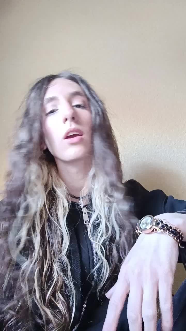 @la chica de la mirada matadora