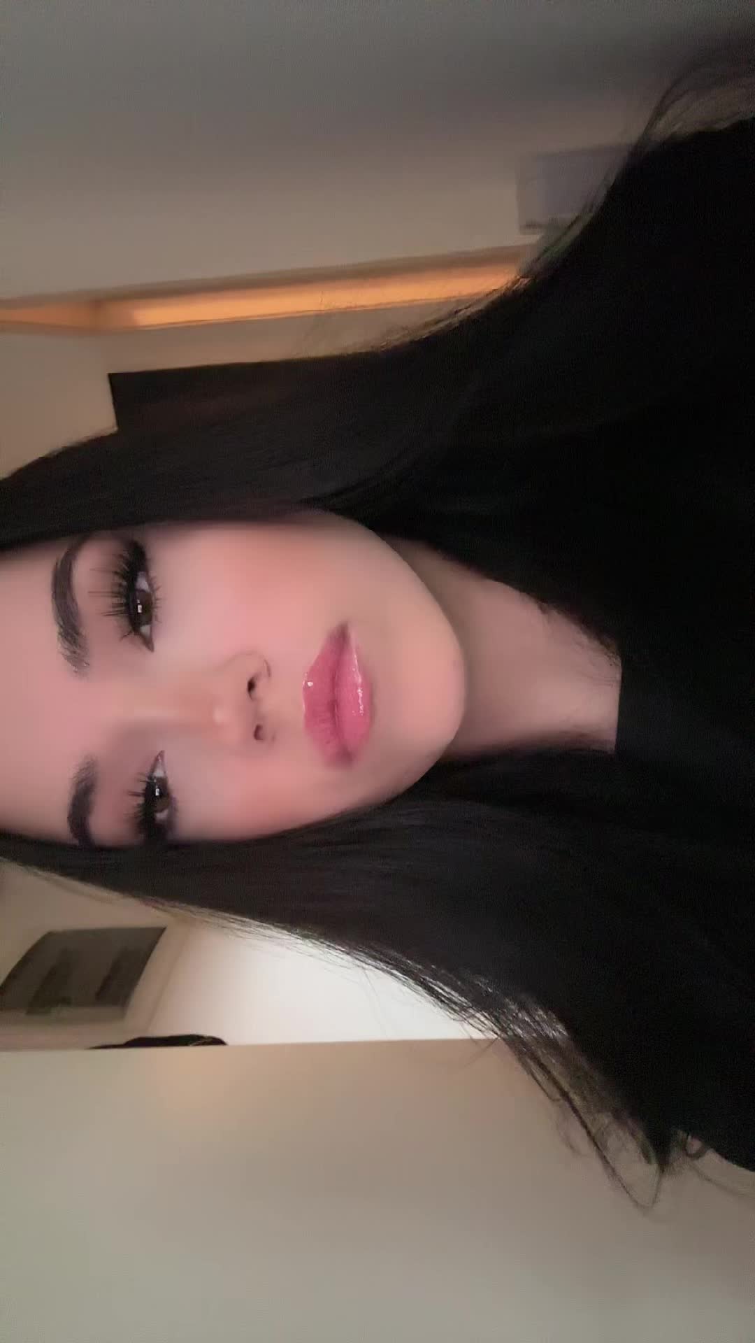 @laura.hrsak