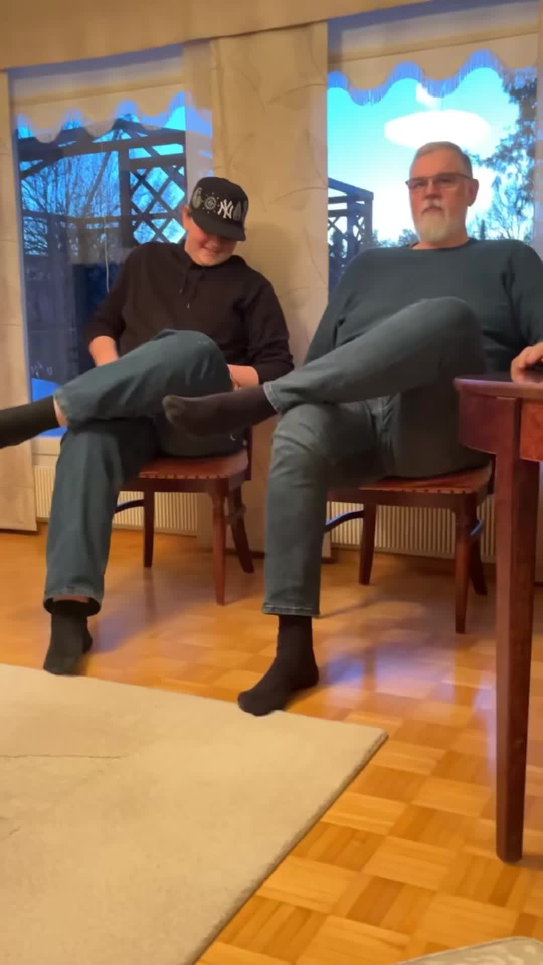 @Hymytyttö