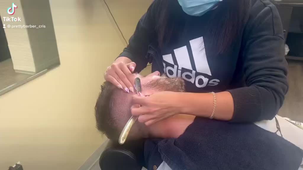 @ThePrettyBarber_Cris