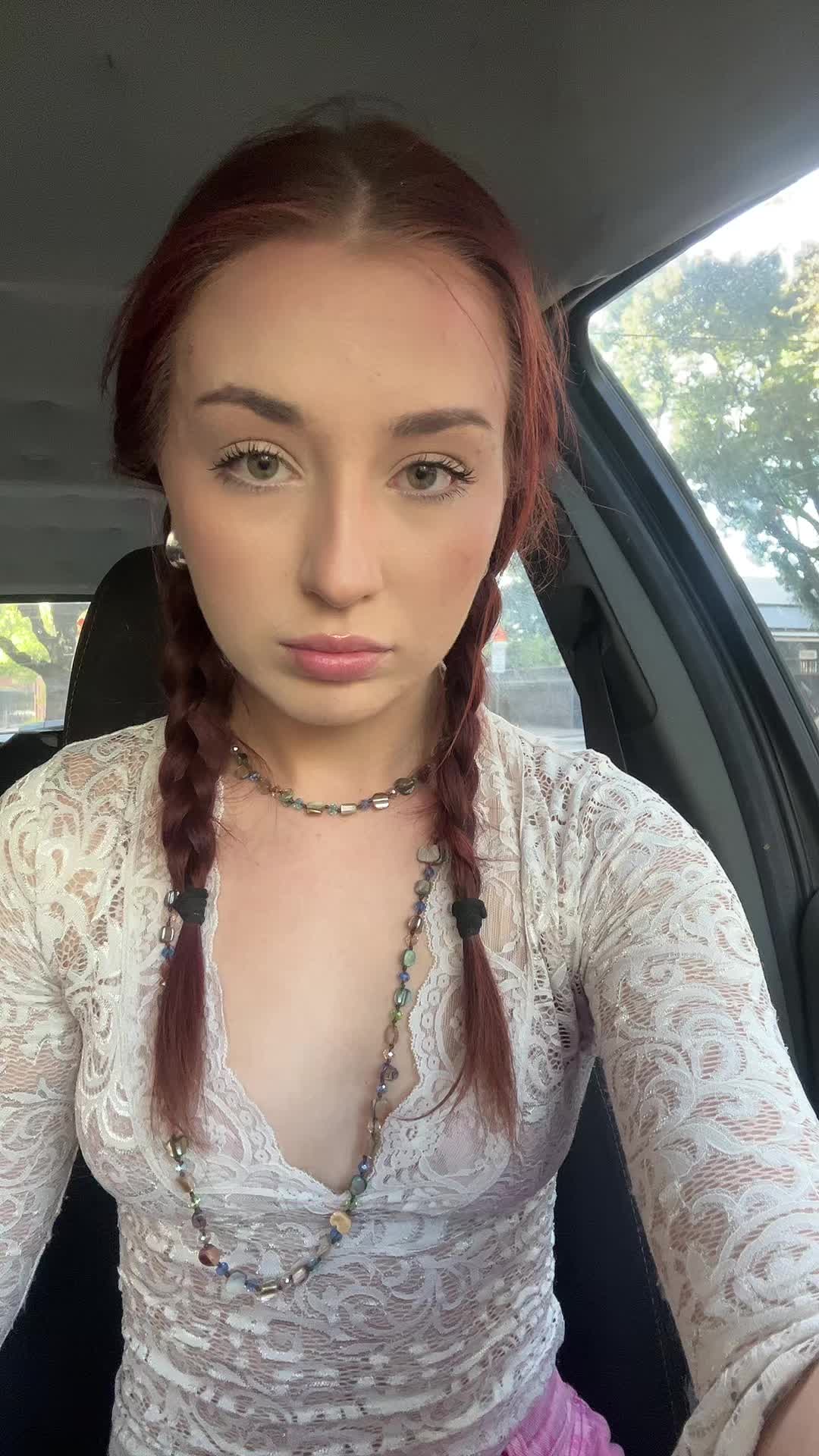 @itsellieinthedeli