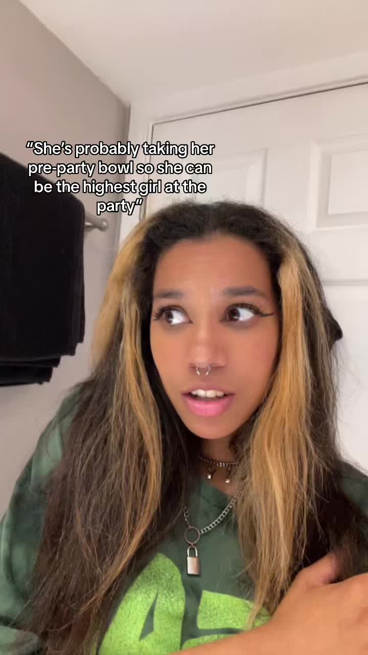 @•___•