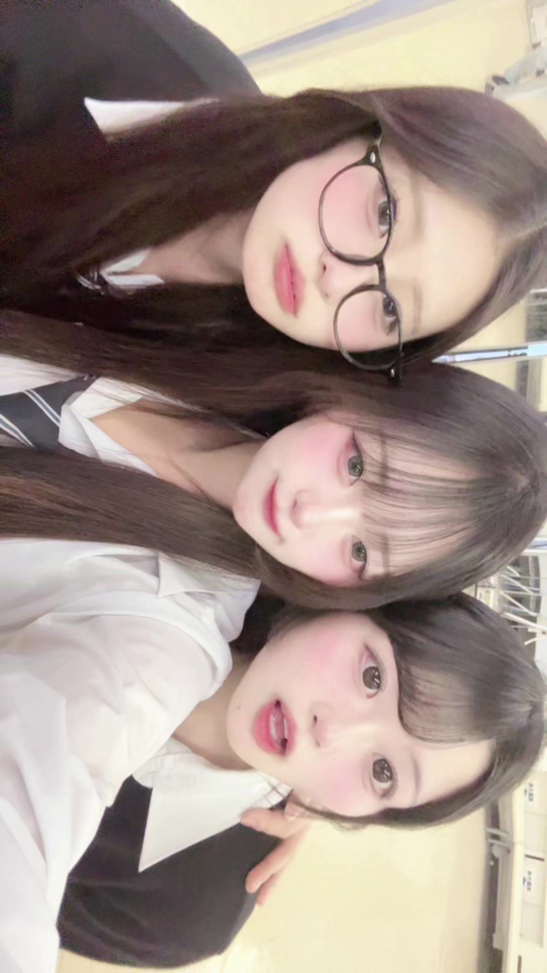 @まな