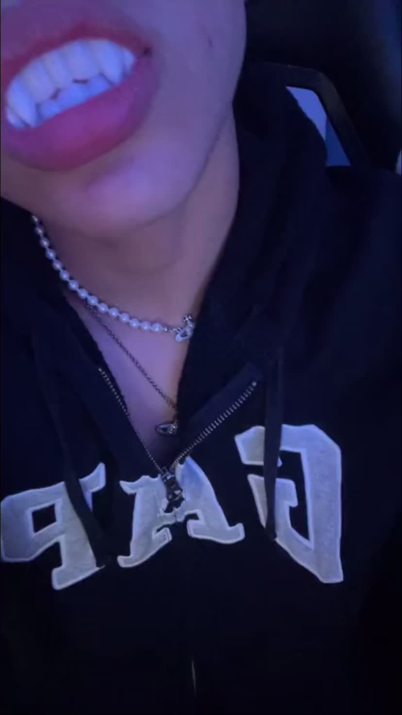 @😼
