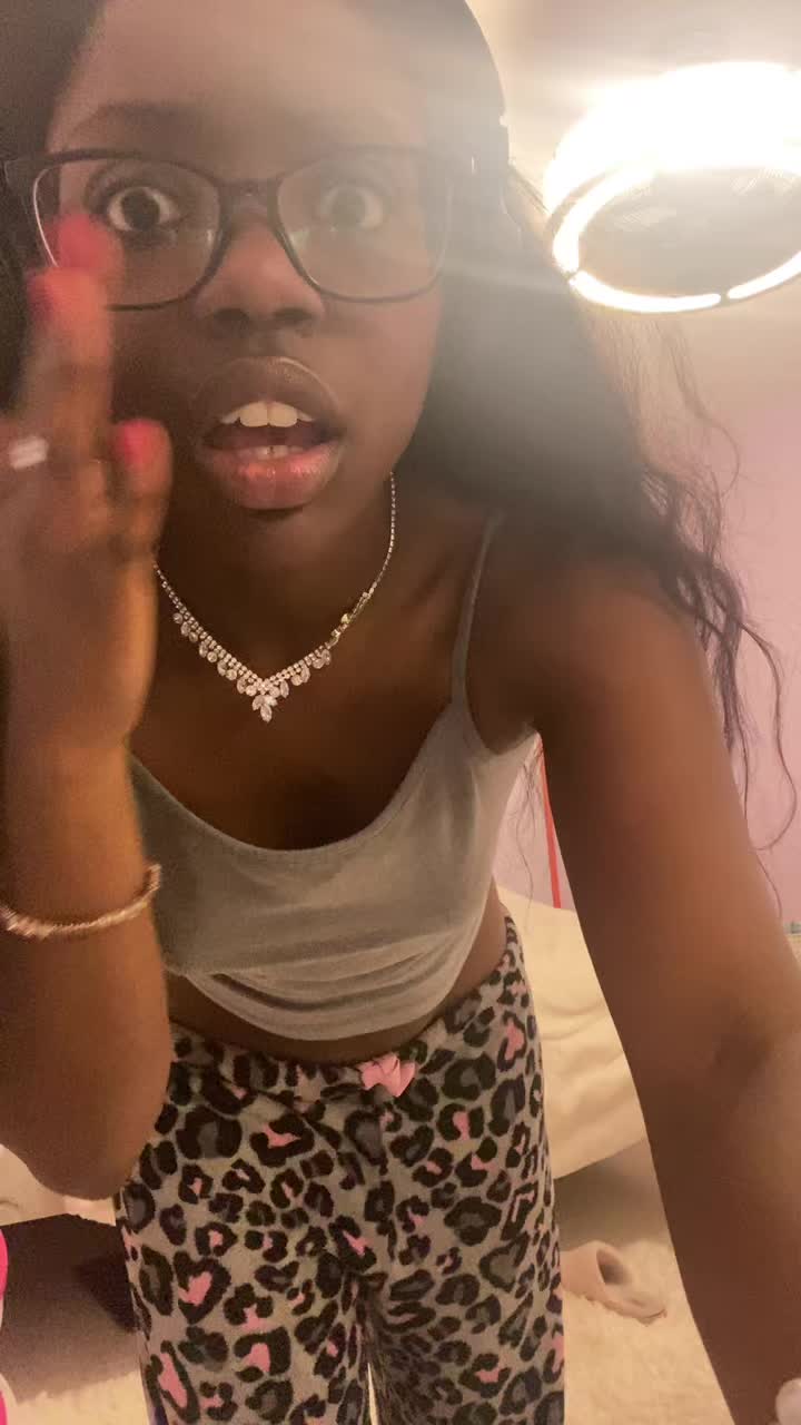@pinkyemonadesayshi