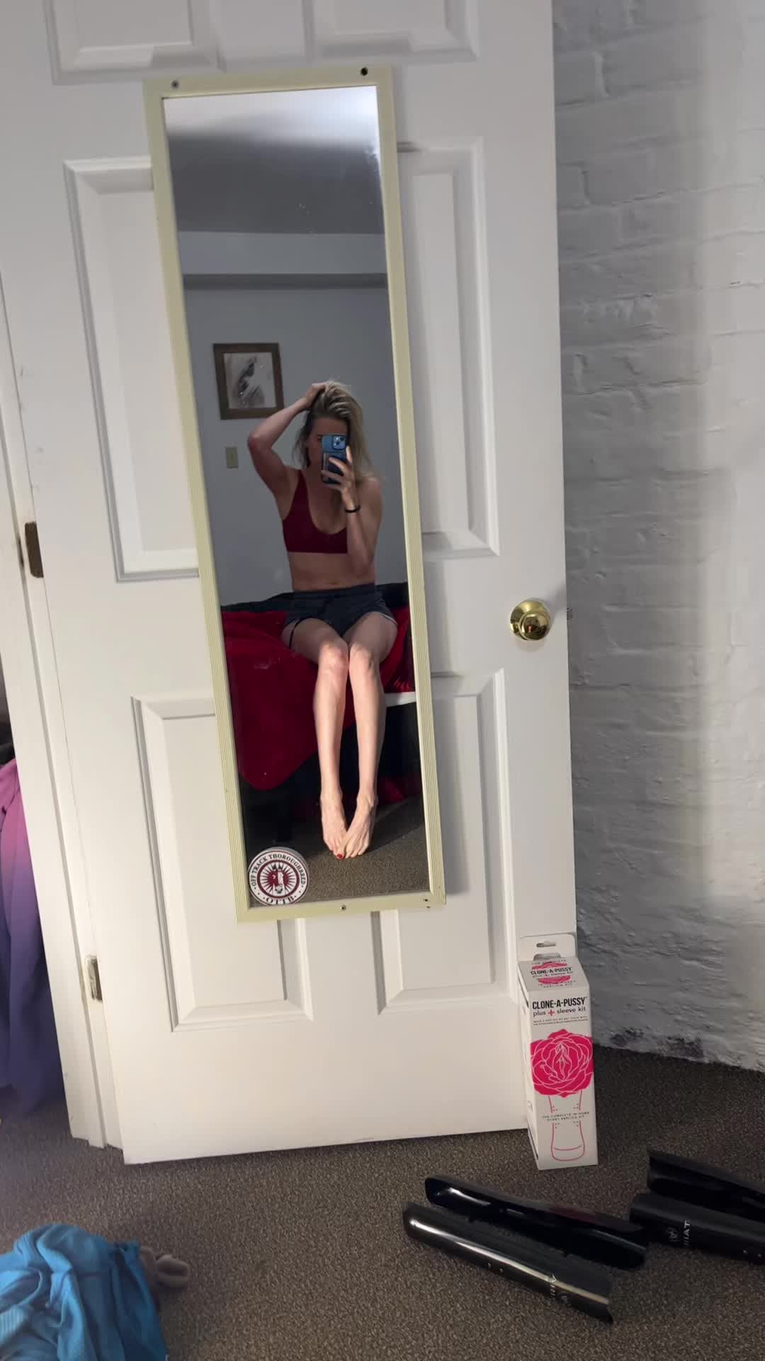 @itsmelinaleggs
