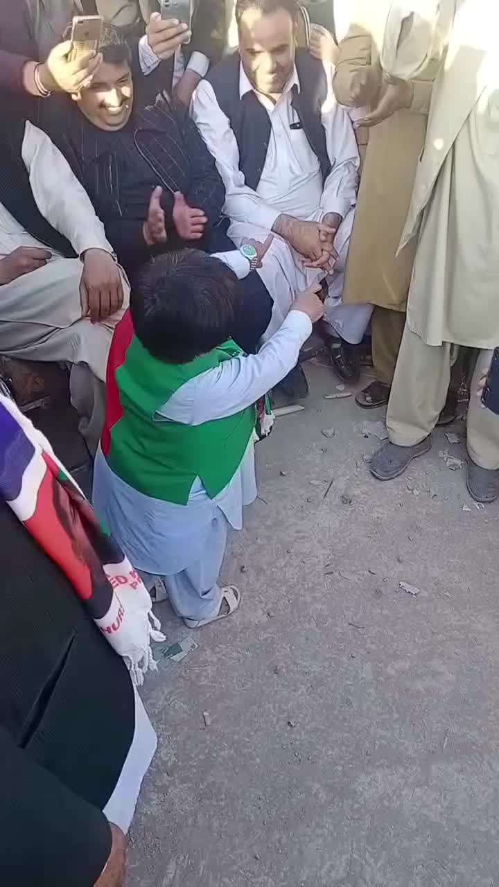 @ملک صاحب   🤣