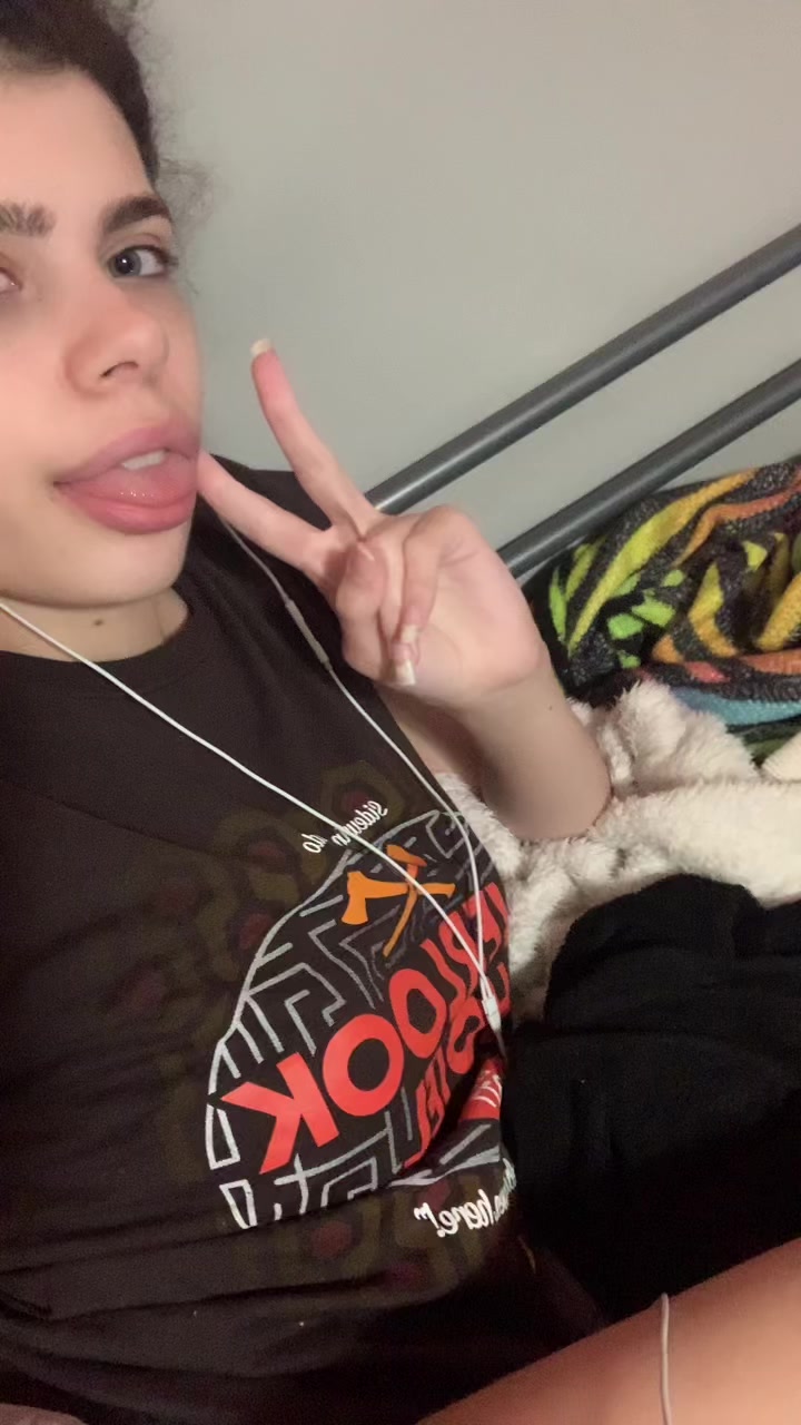 @Izzy&ensp;Saks🐇🧜&zwj;♀️