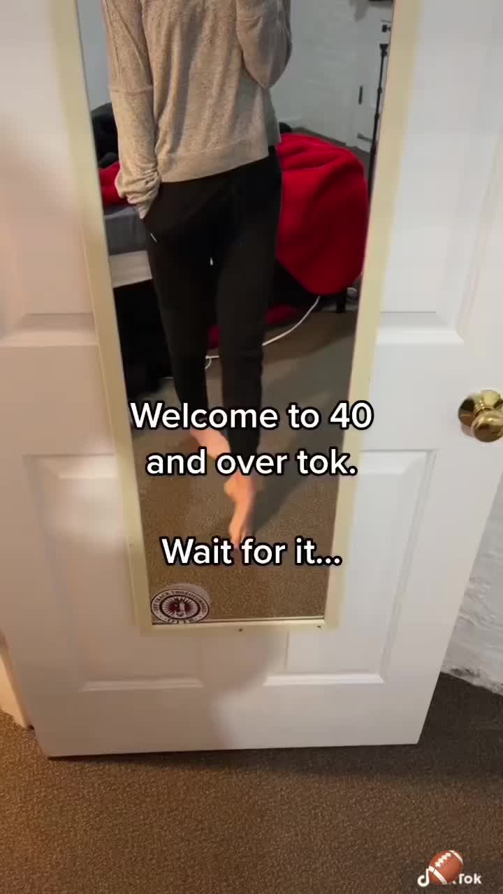 @itsmelinaleggs