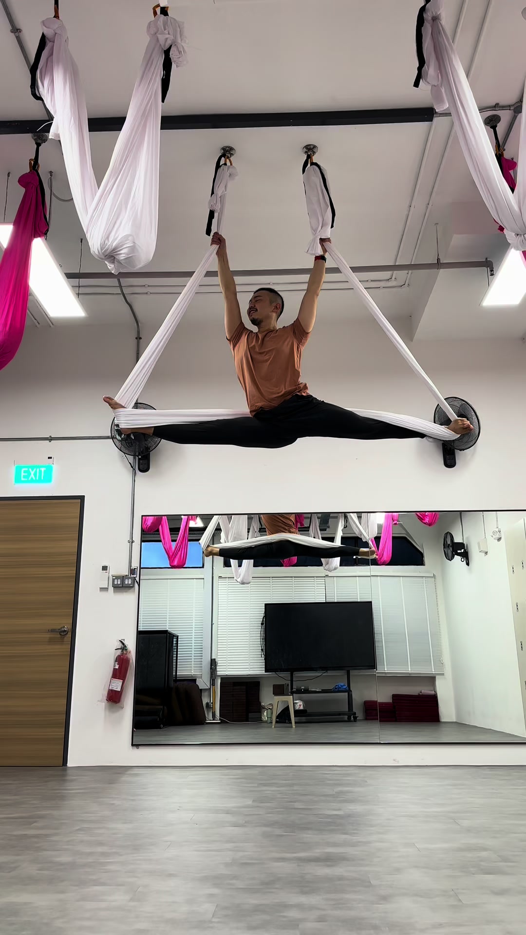 @Aerialyogawithdesmond