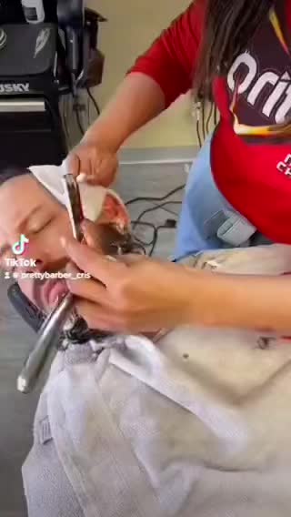 @ThePrettyBarber_Cris