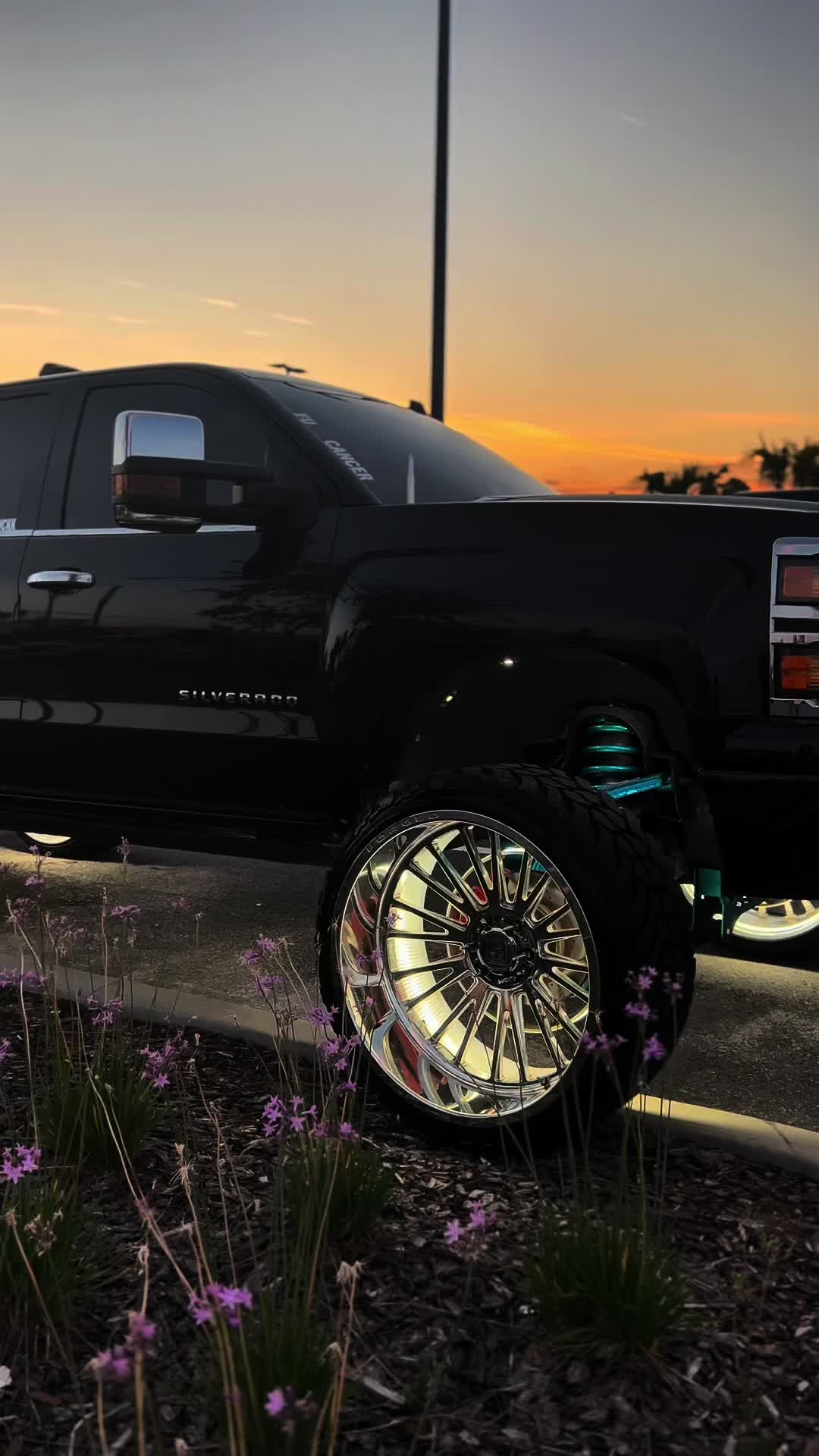 @trucks.com