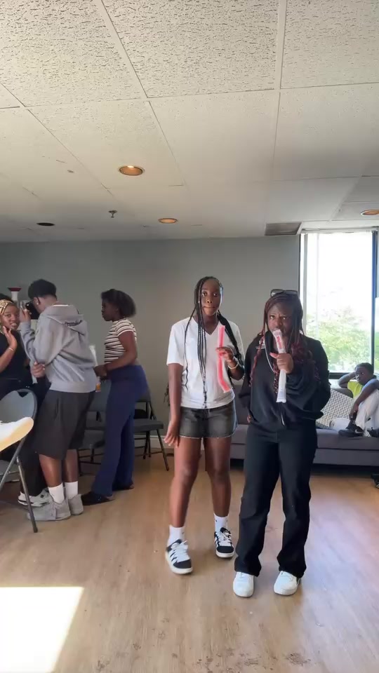 @𝒞𝒶𝓇𝓁𝑒𝑒𝑒𝓃😝
