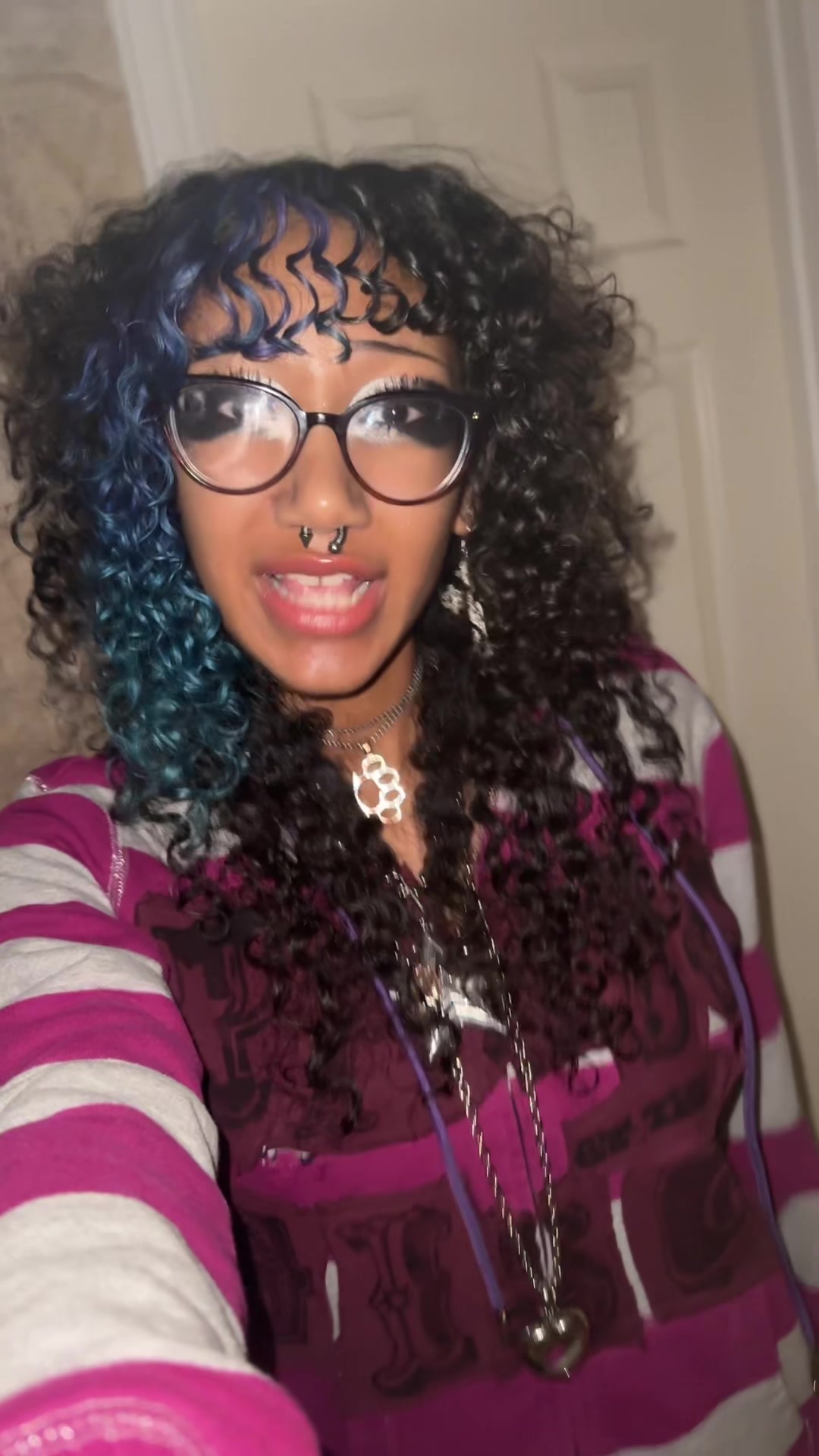 @>_<