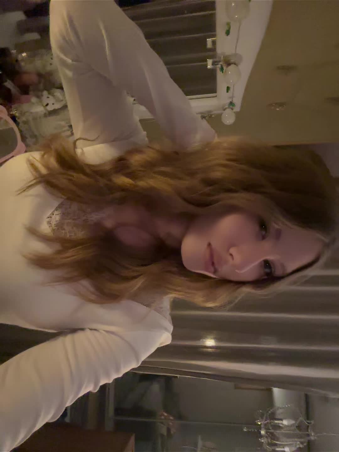 @<4
