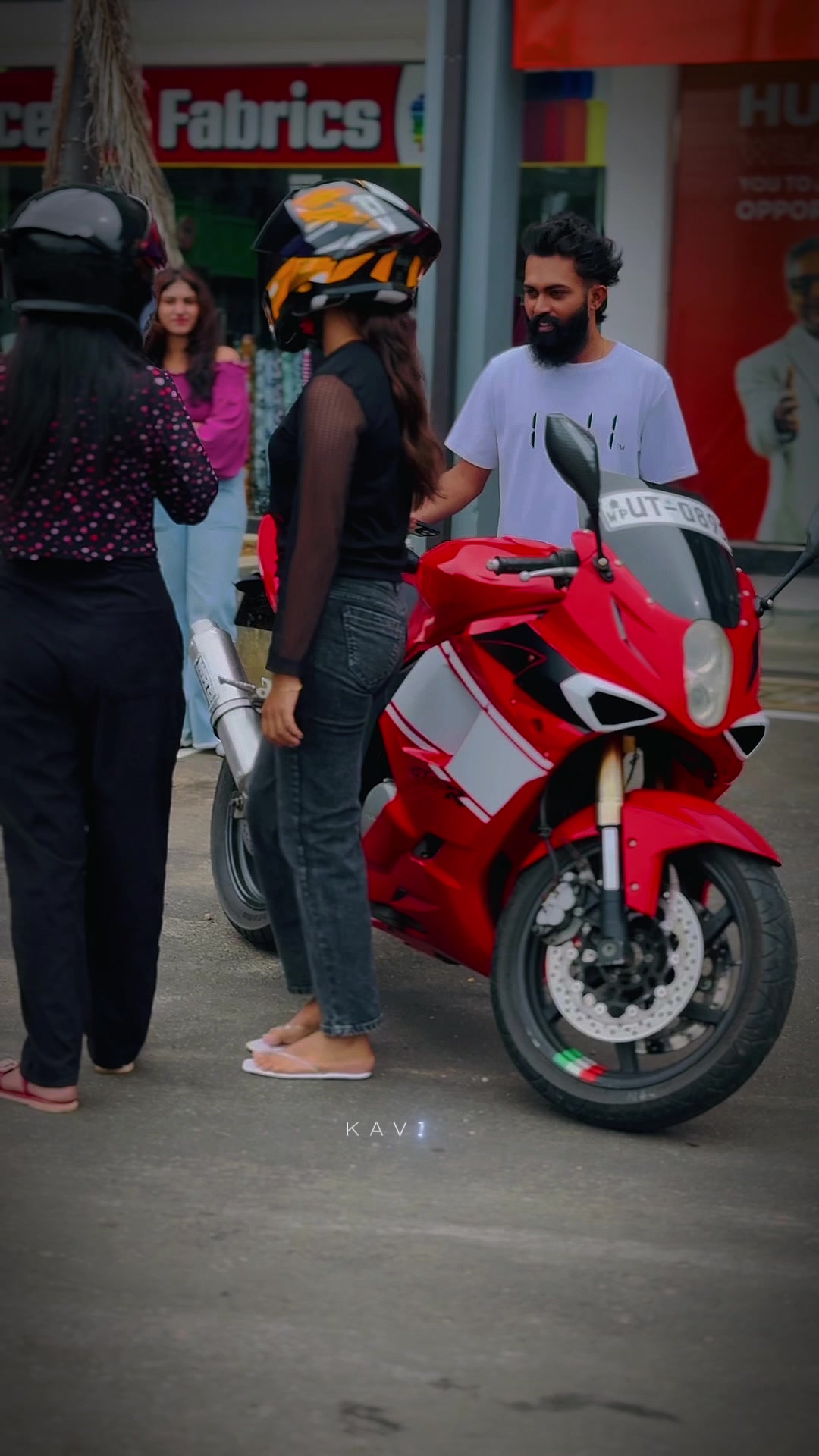 @කවි යා🙂