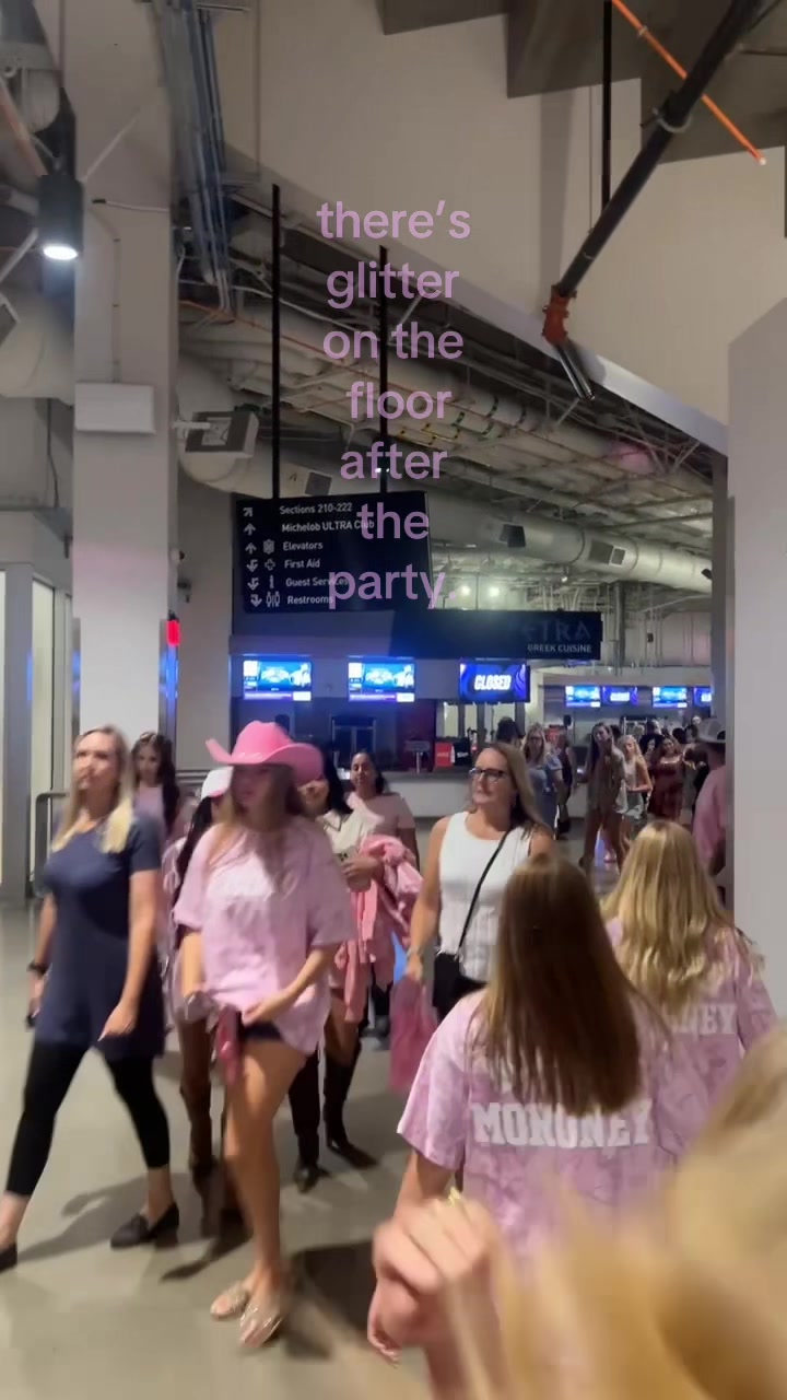 @C H L O &Euml;🦄⚡️🏄&zwj;♀️