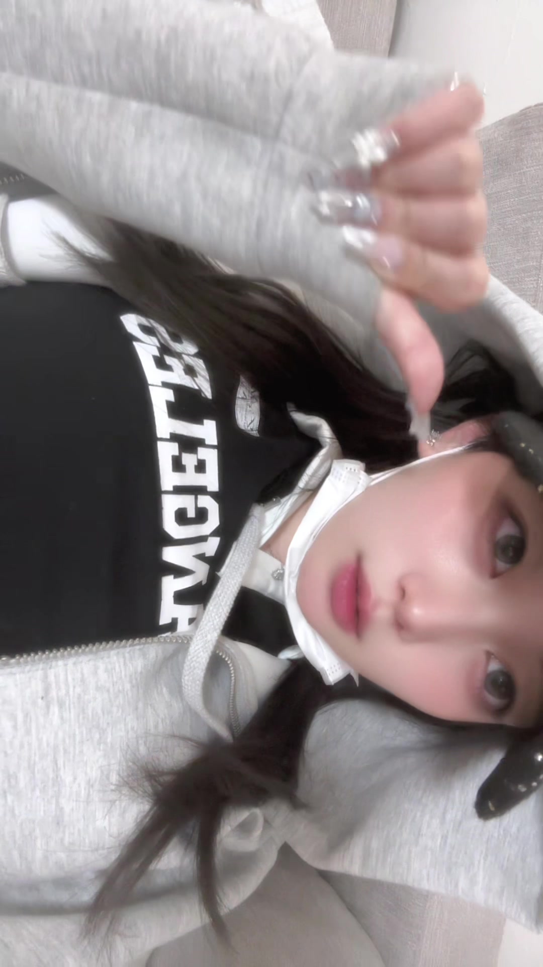 @にー