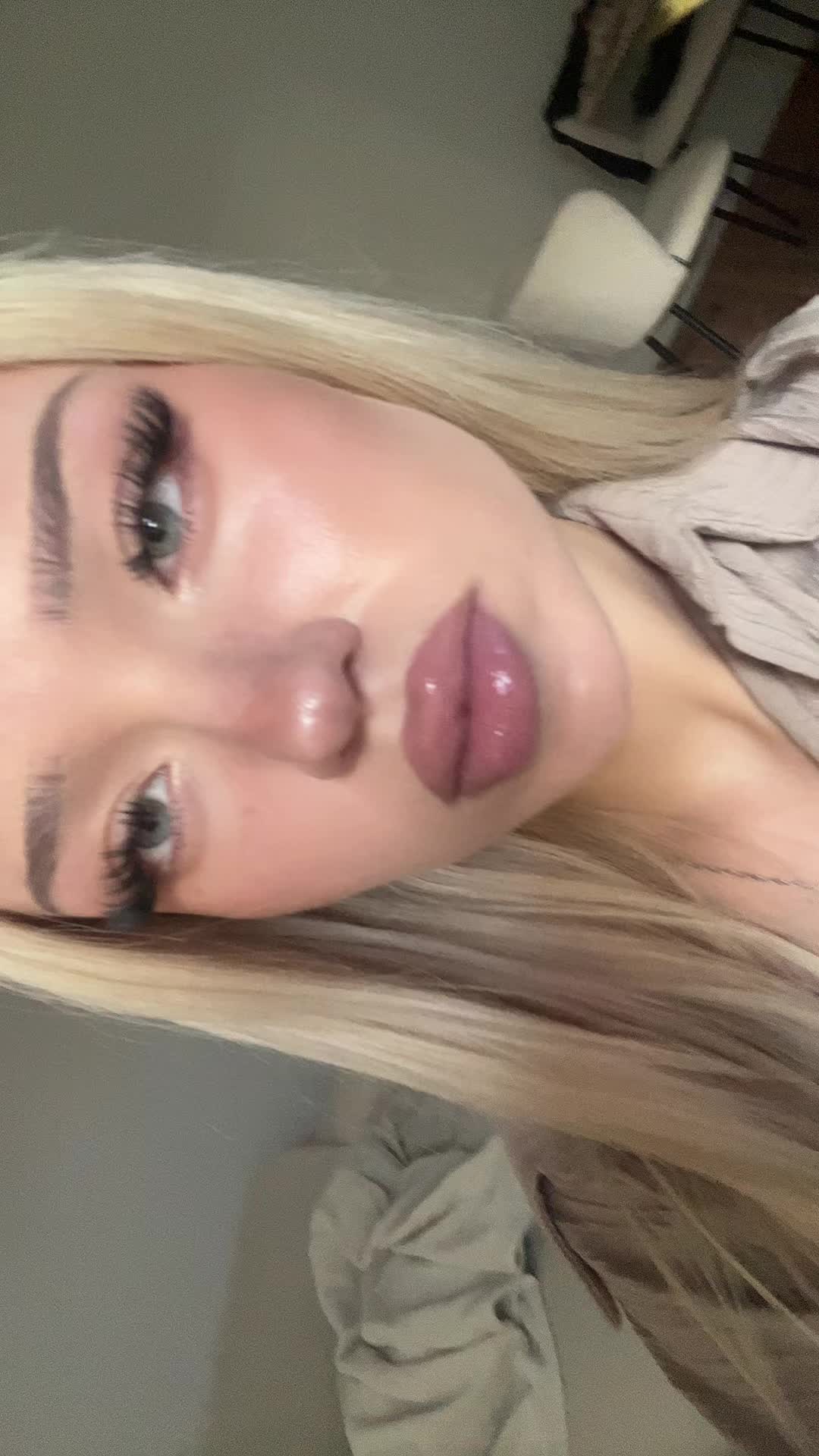 @аня