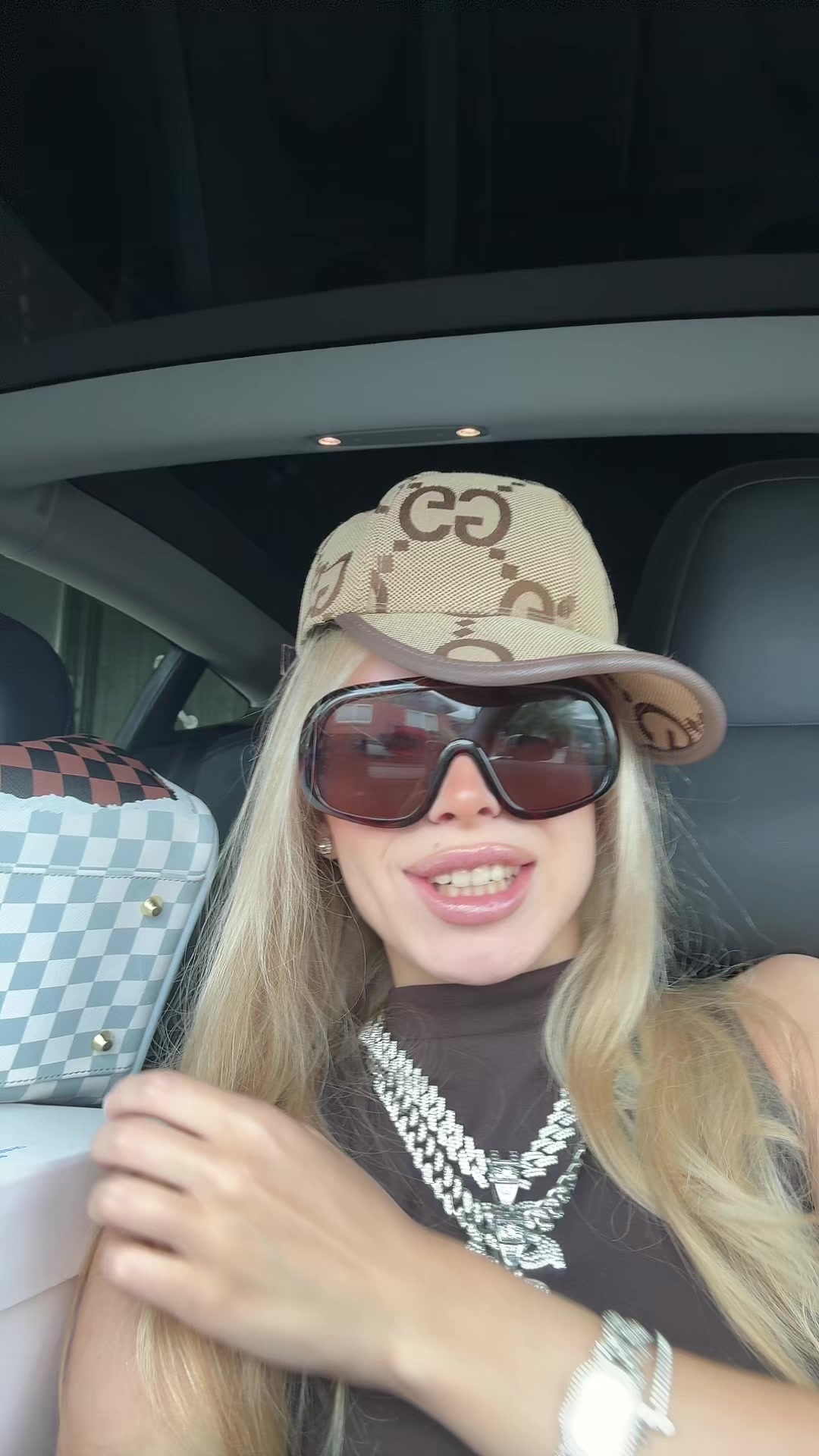 @lizzitak