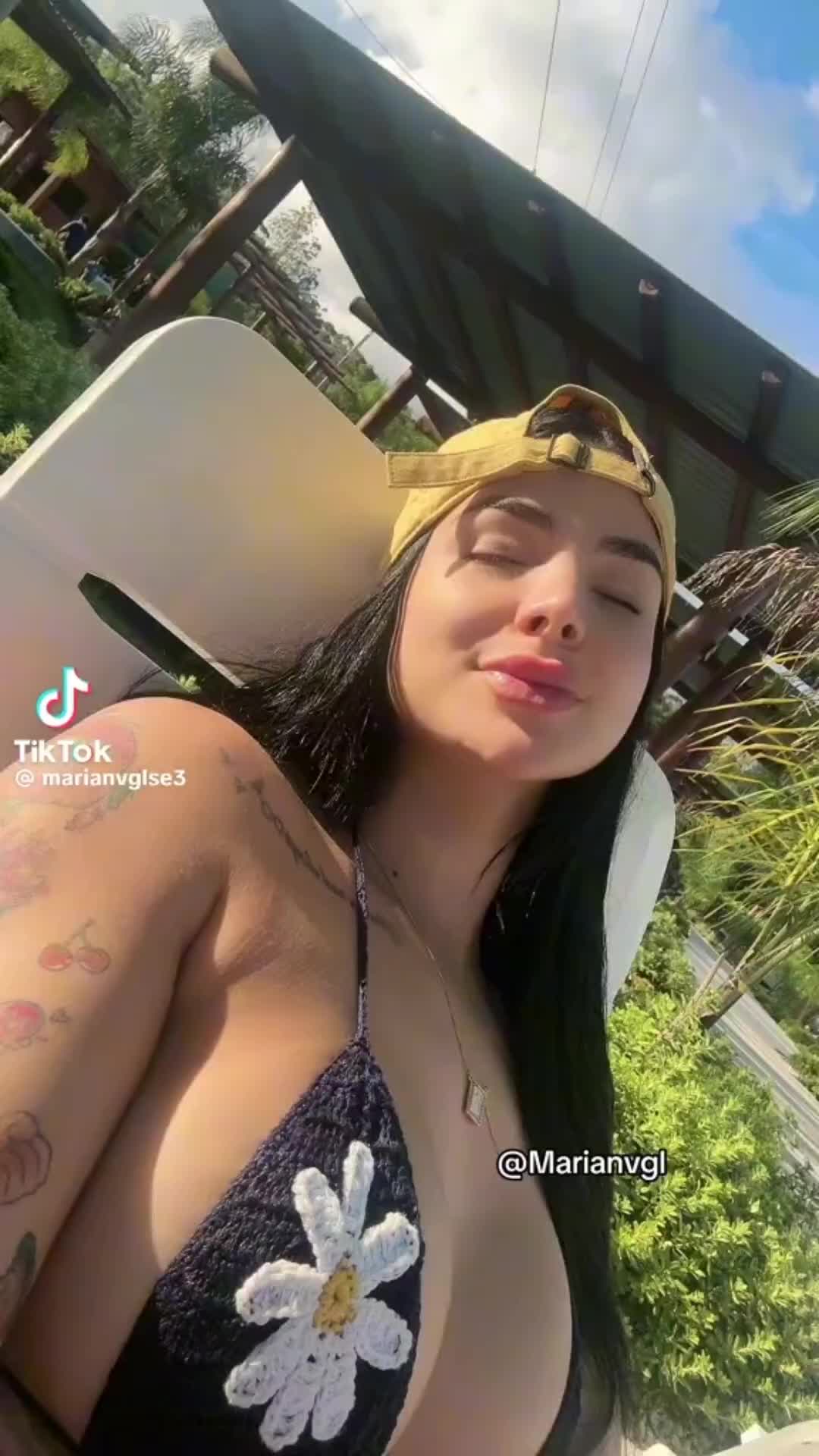 @Mariangl1